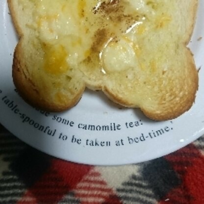 蜂蜜とシナモンは後がけ✨ちょっとした手間で美味しいですね(*^o^)／＼(^-^*)チーズトースト美味しかったです✨o(^-^o)ありがとうございます